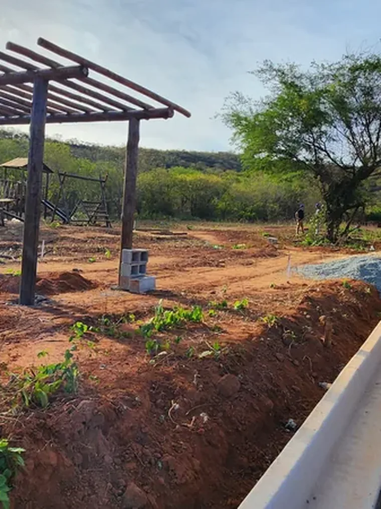 Pergolado e playground em obra na área de lazer