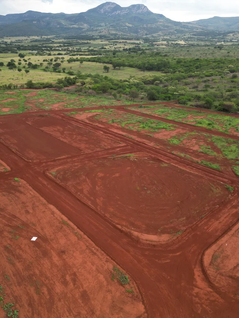 Vista aérea das quadras do Jardim Moaz com a serra ao fundo